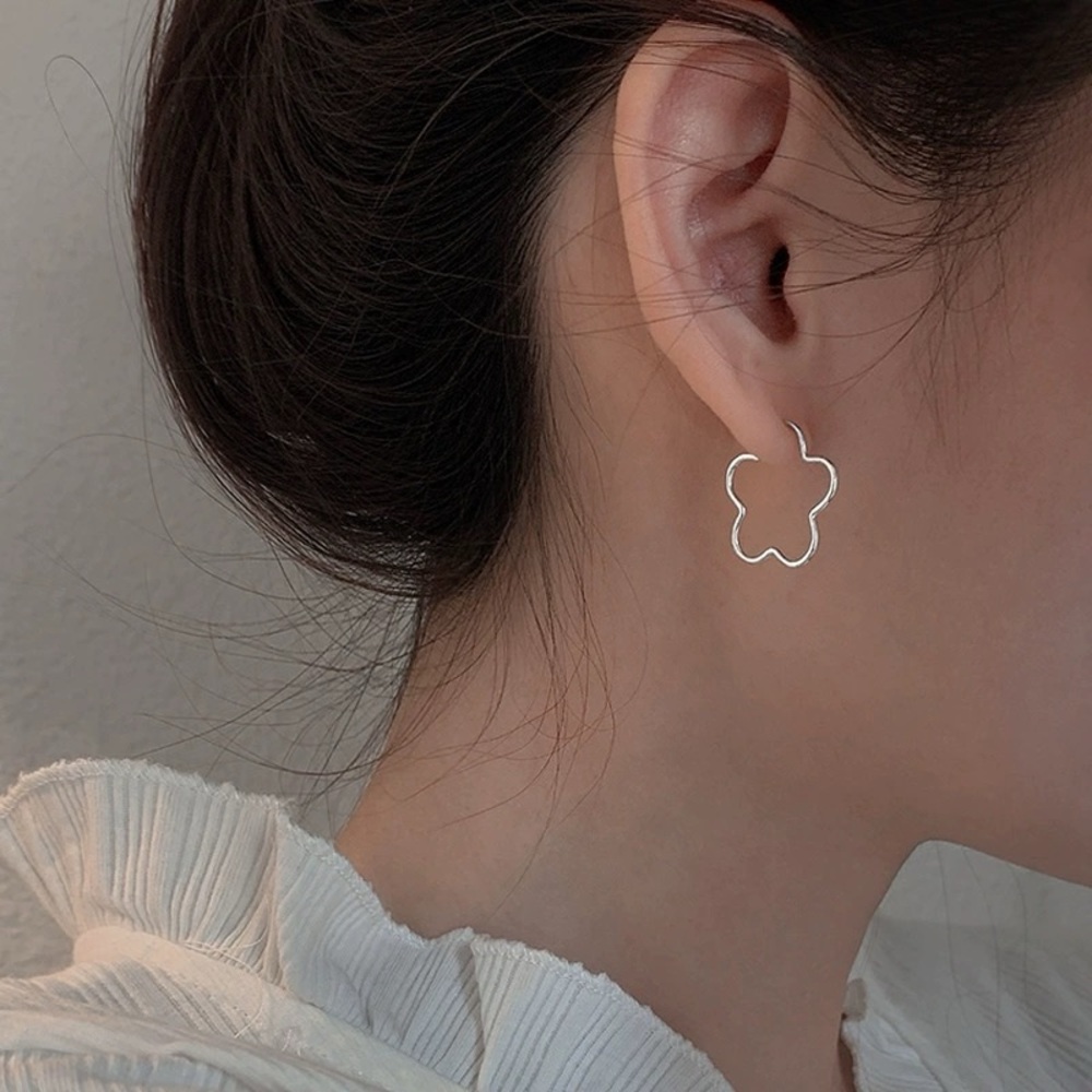 Flower shaped silver earrings